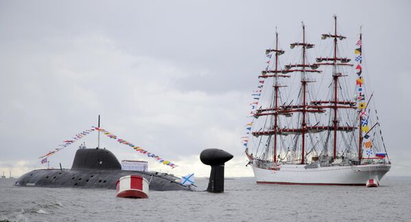 El submarino nuclear Severodvinsk y el barco Sedov en el desfile naval en Kronstadt. - Sputnik Mundo