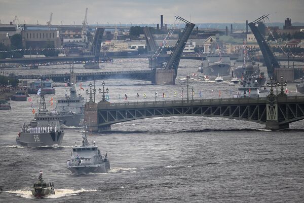 Una formación de barcos en el desfile en San Petersburgo. - Sputnik Mundo