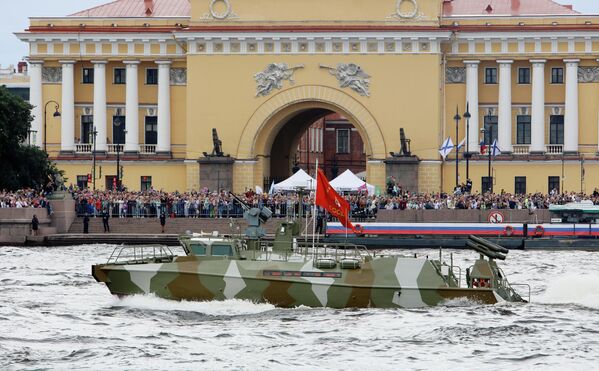 La patrullera del proyecto 03160 Raptor en el desfile en San Petersburgo. - Sputnik Mundo