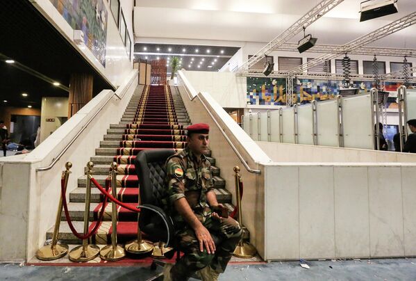El 31 de julio por la noche se decidió enviar tropas a Bagdad. Unidades de las Fuerzas Armadas iraquíes ya entraron en la capital.En la foto: Un miembro de las fuerzas de seguridad iraquíes es fotografiado en el interior del Parlamento de Irak, en la Zona Verde de alta seguridad de la capital, Bagdad, mientras los partidarios de Sadr siguen ocupando el edificio, el 31 de julio de 2022. - Sputnik Mundo