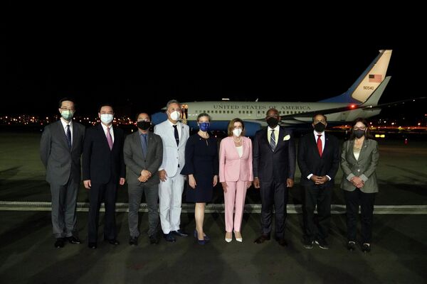 En esta foto publicada por el Ministerio de Asuntos Exteriores de Taiwán, la presidenta de la Cámara de Representantes de Estados Unidos, Nancy Pelosi, en el centro, posa para las fotos después de su llegada a Taipei, Taiwán, el 2 de agosto de 2022. - Sputnik Mundo