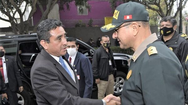 A la izquierda, el ministro del Interior de Perú, Willy Huerta - Sputnik Mundo
