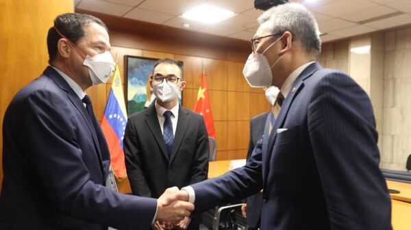 El canciller venezolano, Carlos Faría con el director general para América Latina y el Caribe de la cancillería china, Cai Wei - Sputnik Mundo