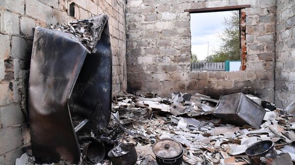 Edificio residencial destruido tras el ataque de las FFAA de Ucrania en la región de Járkov - Sputnik Mundo