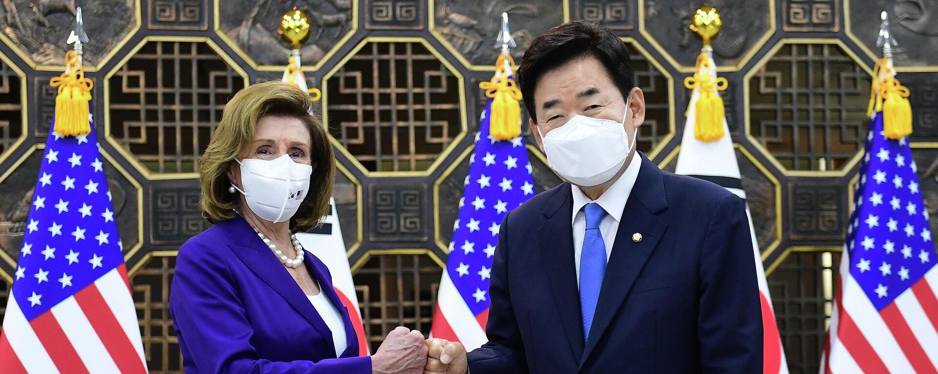 La presidenta de la Cámara de Representantes de EEUU, Nancy Pelosi, y el jefe del Parlamento surcoreano, Kim Jin Py - Sputnik Mundo, 1920, 04.08.2022