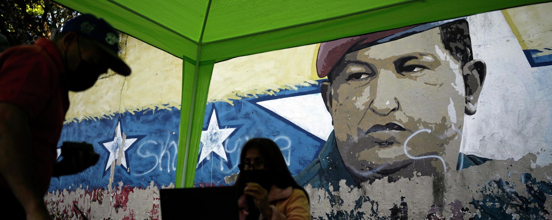 Un mural del expresidente del país, Hugo Chávez (1999-2013) - Sputnik Mundo, 1920, 28.07.2023