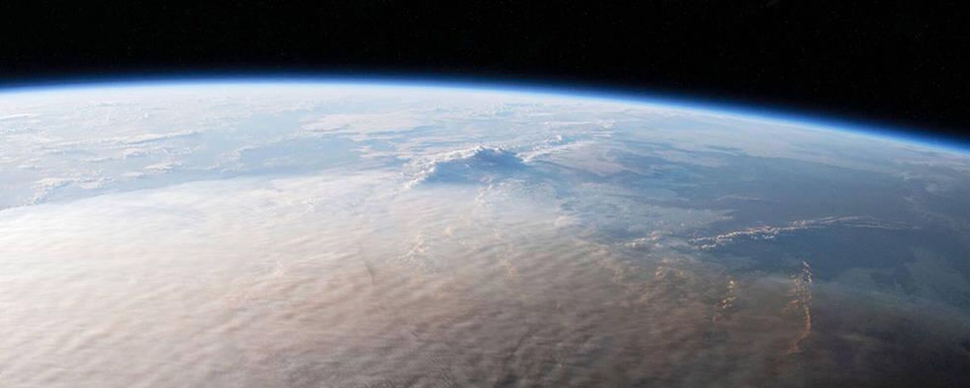 Remanentes de la erupción del volcán Tonga captados desde el espacio. - Sputnik Mundo, 1920, 05.08.2022