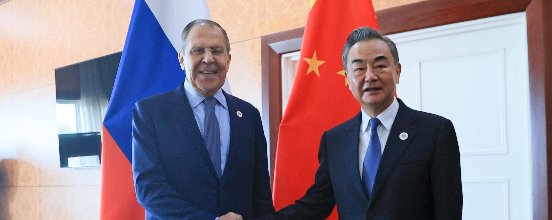 El canciller ruso, Serguéi Lavrov, y el ministro de Exteriores chino, Wang Yi - Sputnik Mundo, 1920, 05.08.2022