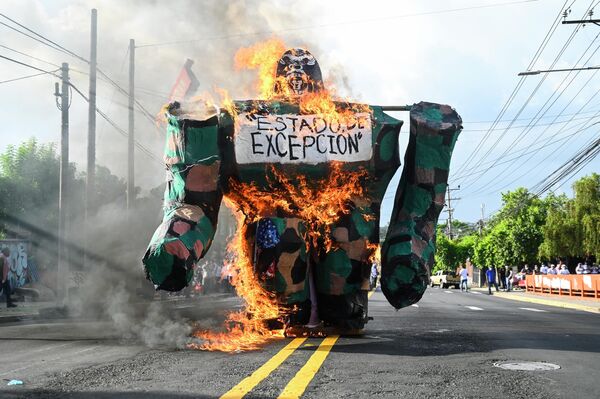 Un gorila en llamas con un cartel que dice &quot;estado de excepción&quot; se ve durante una manifestación que conmemora el 47 aniversario de la masacre de estudiantes universitarios el 30 de julio de 1975 en San Salvador. 30 de julio de 2022. - Sputnik Mundo