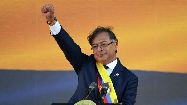 Gustavo Petro durante su toma de posesión como nuevo presidente de Colombia, en la ciudad de Bogotá - Sputnik Mundo