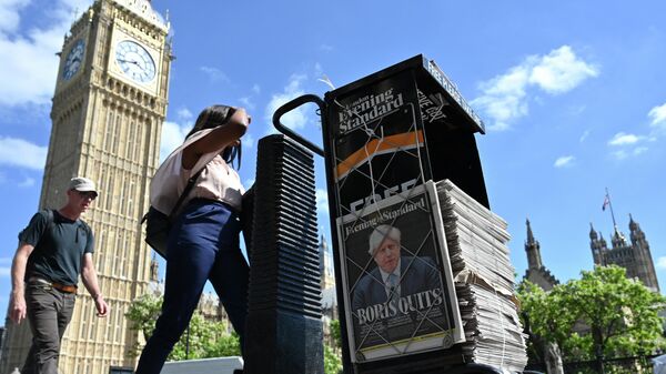 Personas caminan por las calles de Londres frente a una pila de periódicos sobre la crisis política en el Gobierno de Boris Johnson - Sputnik Mundo