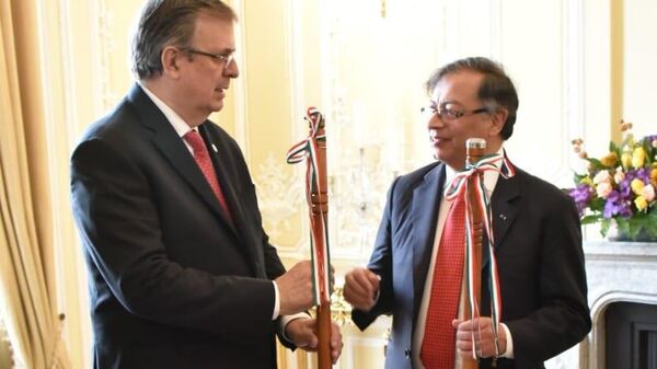 Marcelo Ebrad, el canciller de México entregando los bastones de mando de pueblos originarios a Gustavo Petro, presidente de Colombia - Sputnik Mundo
