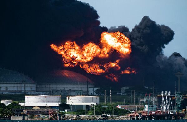 El 5 de agosto empezó un enorme incendio en un depósito de petróleo después de que un rayo cayera sobre la cúpula de uno de los depósitos que contenía unos 25.000 metros cúbicos de petróleo.
 - Sputnik Mundo