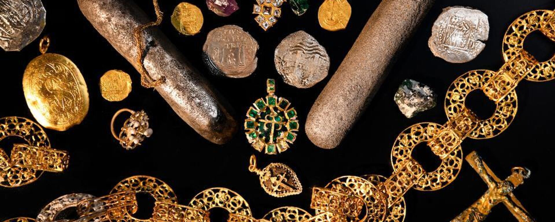 Numerosos artefactos de valor incalculable que incluyen: monedas de oro y plata sólidas, joyas, piedras preciosas - Sputnik Mundo, 1920, 09.08.2022