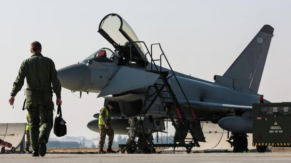 Un piloto británico se acerca a un caza Typhoon - Sputnik Mundo
