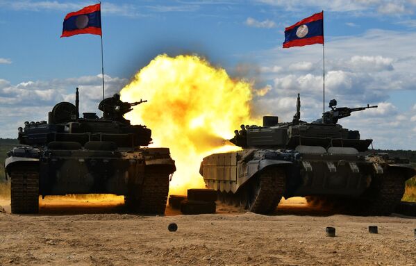 Conocidos entre los entusiastas de temas de defensa, estos Juegos Olímpicos Militares se celebrarán por octava vez.En la foto: el equipo de Laos durante el reglaje de tiro del armamento principal del tanque T-72B3 en el polígono militar de Alábino. - Sputnik Mundo
