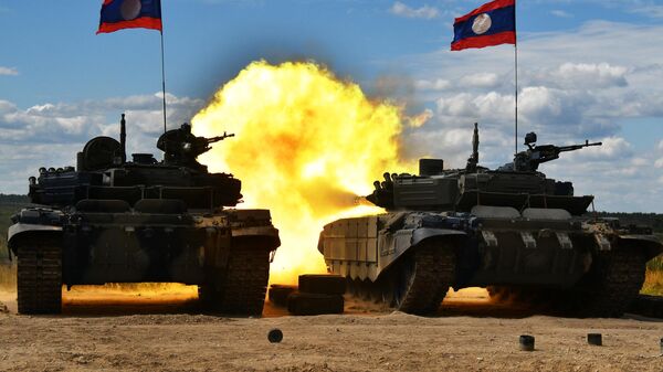 Военнослужащие команды Лаоса во время пристрелки штатного вооружения танка Т-72Б3 на военном полигоне Алабино в Московской области - Sputnik Mundo