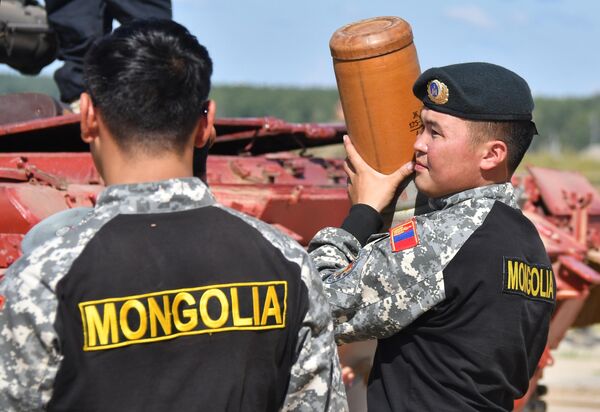 La competición estará dividida en dos: la primera de ellas será inaugurada por los equipos de Azerbaiyán y Mongolia.En la foto: miembros del equipo de Mongolia en el polígono militar de Alábino. - Sputnik Mundo