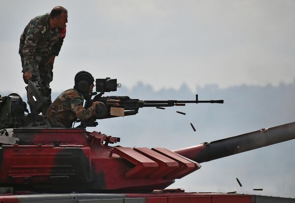 El equipo de Siria realiza el reglaje de tiro con la ametralladora del tanqu T-72B3 en el polígono militar de Alábino. - Sputnik Mundo