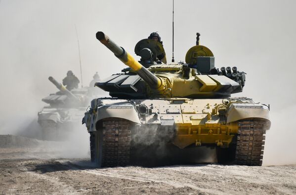 La carrera de relevos final se celebrará en el polígono de Alábino el 27 de agosto.En la foto: los tanques T-72B3 antes de realizar reglaje de tiro con sus armas principales. - Sputnik Mundo