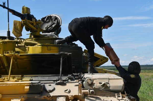 En total competirán 22 equipos de América Latina, Europa, Asia y África.En la foto: los militares del equipo de Armenia cargan la munición en el tanque T-72B3. - Sputnik Mundo