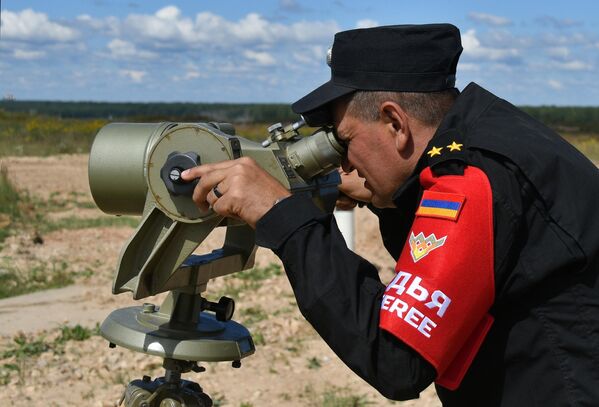 Un árbitro observa el proceso del reglaje del tiro del tanque T-72B3 en el polígono militar de Alábino. - Sputnik Mundo