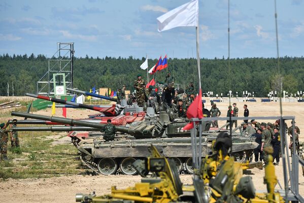 Las tripulaciones se preparan para llevar a cabo tiros de ajustamiento del armamento del tanque T-72B3 en el polígono militar de Alábino. - Sputnik Mundo