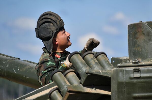 Los militares del equipo de Vietnam se preparan para el reglaje del armamento principal del tanque T-72B3 en el polígono de Alábino. - Sputnik Mundo