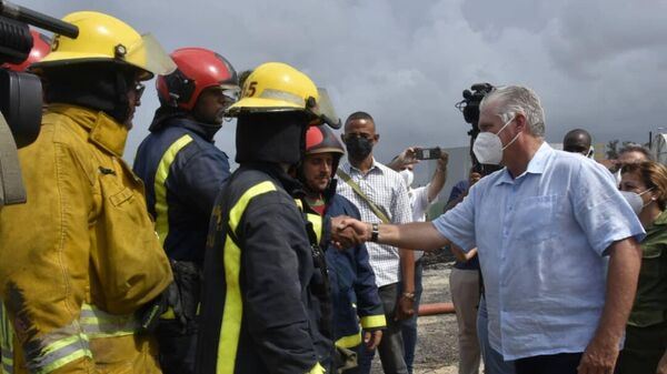 El presidente de Cuba, Miguel Díaz-Canel, saluda a los bomberos presentes en el incendio de Matanzas - Sputnik Mundo