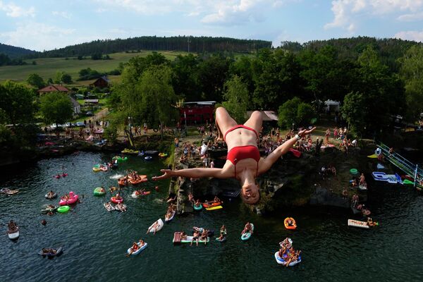 Una participante durante una competición de saltos de gran altura en Hrimezdice, una localidad de la República Checa. - Sputnik Mundo