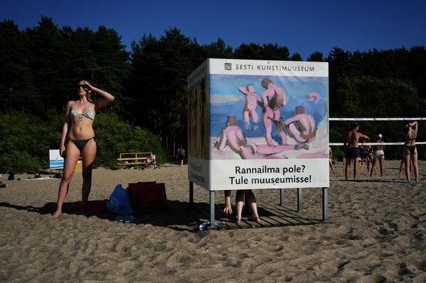 Una mujer en la playa de Pirita, en Tallin, Estonia. - Sputnik Mundo