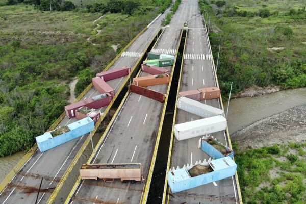 Unos contenedores bloquean el Puente Internacional Tienditas en Cúcuta, Colombia, en la frontera con Venezuela. - Sputnik Mundo