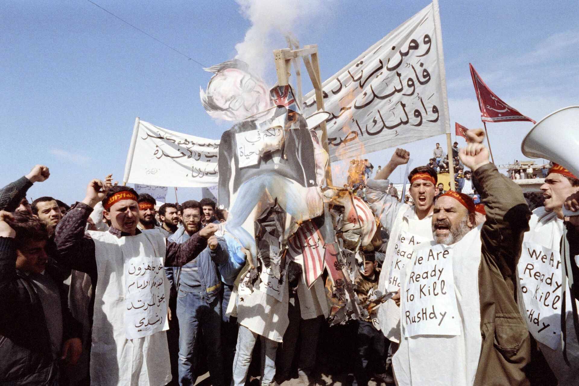 Fundamentalistas proiraníes de Hezbolá queman una efigie del escritor británico Salman Rushdie el 26 de febrero de 1989 - Sputnik Mundo, 1920, 13.08.2022