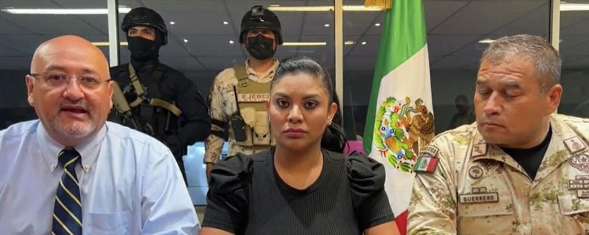 La alcaldesa de la ciudad mexicana de Tijuana, Montserrat Caballero, emite un mensaje al lado de funcionarios de seguridad el 13 de agosto de 2022 - Sputnik Mundo, 1920, 14.08.2022