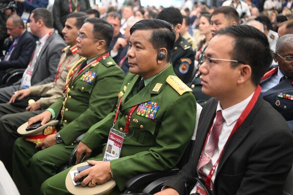 Los ministerios de Defensa de más de 50 países expresaron su voluntad de visitar el Foro Internacional Técnico Militar Army 2022.En la foto: los representantes de Birmania en el centro de congresos del parque militar Patriot, la sede del Foro Army 2022. - Sputnik Mundo