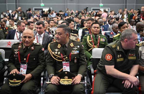 El general del Ejército de Perú, Mario Eduardo La Torre Galvez (en el centro) durante una conferencia en el marco del Foro Internacional Técnico Militar Army 2022. - Sputnik Mundo