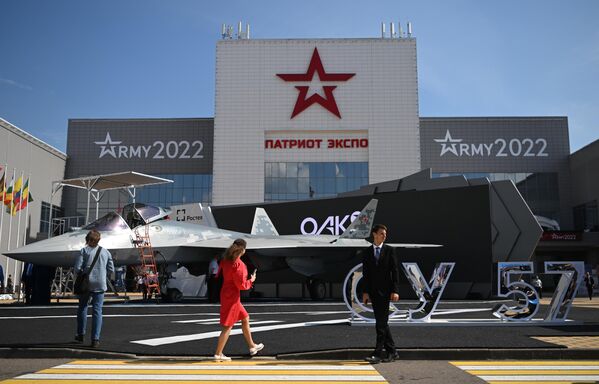 Se estima que las compañías del sector de defensa ruso presenten más de 1.000 unidades de máquinas militares nuevas.En la foto: el caza ruso de quinta generación Su-57 en una exposición estática. - Sputnik Mundo