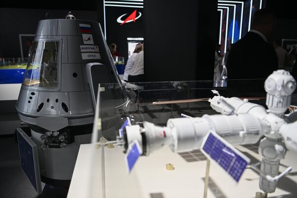 En el foro Army 2022 se mostrará por primera vez la maqueta de la nueva estación orbital rusa.En la foto: el stand de la corporación estatal rusa Roscosmos en una de las salas de exposiciones del parque militar Patriot. - Sputnik Mundo