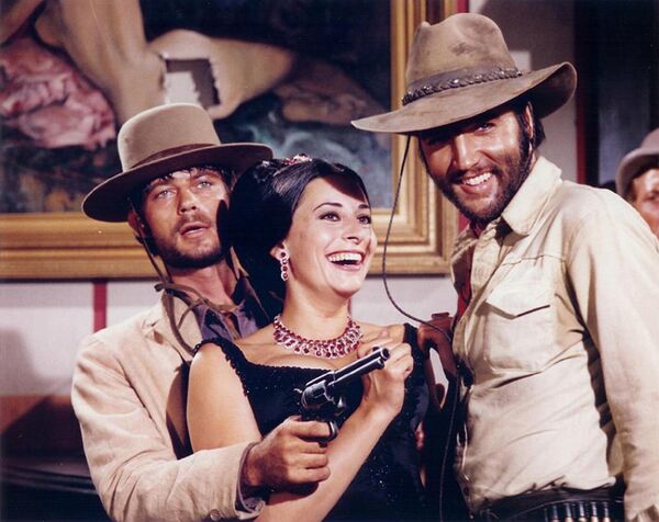 Elvis Presley e Ina Balin sonríen en el largometraje Charro!, 1969. - Sputnik Mundo