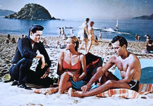 El músico y Ursula Andress en la playa en Fun In Acapulco, 1963. - Sputnik Mundo