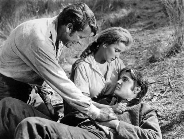 Debra Paget tiene a Elvis Presley en sus brazos en la película Love me Tender, 1956. - Sputnik Mundo