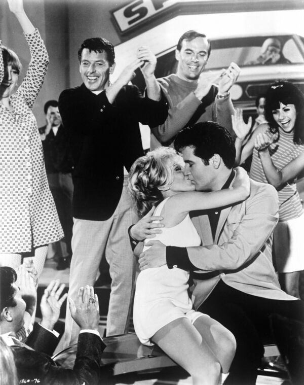 Elvis Presley y Nancy Sinatra se besan en el largometraje Speedway, 1968. - Sputnik Mundo