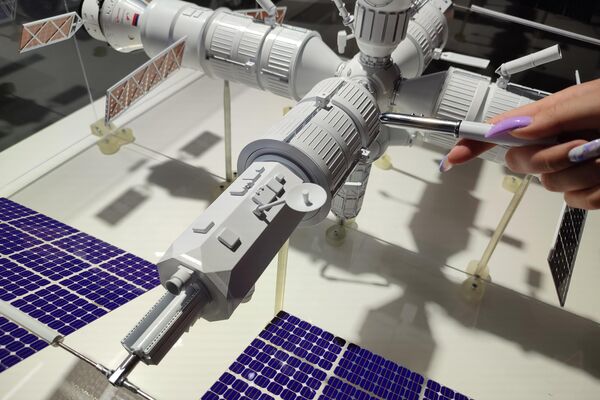 Maqueta de la futura estación orbital rusa presentada en el Foro Army 2022 - Sputnik Mundo