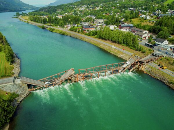 En el municipio de Oyer, en el sur de Noruega, se derrumbó el puente Treffen sobre el río Gudbrandsdalslagen. El puente se construyó hace solo 10 años y tenía una vida útil de 100 años. - Sputnik Mundo