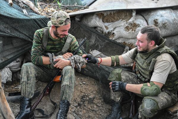 Soldados de la brigada internacional Piatnashka de la Milicia Popular de la República Popular de Donetsk (RPD) descansan cerca de Avdéyevka, RPD. - Sputnik Mundo