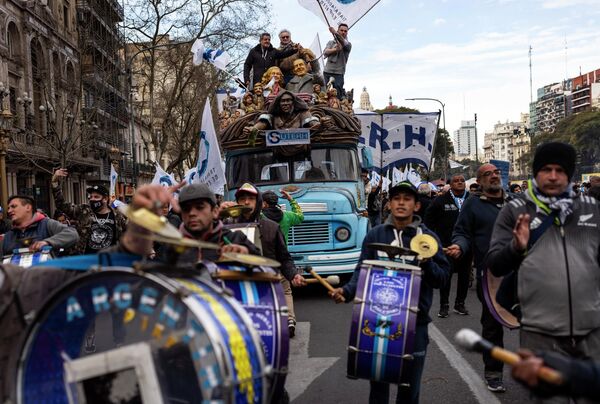 Sindicalistas marchan hacia el Congreso en demanda de mayores salarios y ayudas gubernamentales en Buenos Aires, Argentina. - Sputnik Mundo