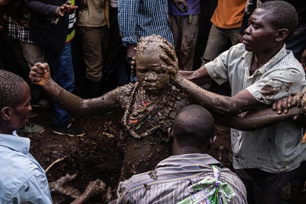 Un rito de iniciación realizado por el pueblo Bagisu en Mutoto, al este de Uganda. - Sputnik Mundo
