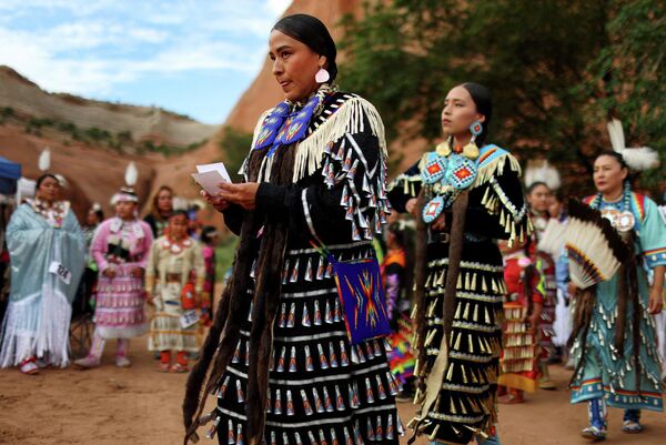 Bailarines con atuendo tradicional antes de la competición de pow wow en el 100º Ceremonial Indígena Intertribal de Gallup, celebrada en Red Rock Park, Nuevo México, Estados Unidos. - Sputnik Mundo