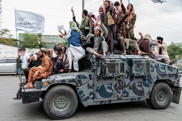 Talibanes conducen un Hummer frente a la Embajada de Estados Unidos en Kabul durante las celebraciones del primer aniversario del poder de los talibanes* en Afganistán.* Grupo sometido a sanciones de las Naciones Unidas. - Sputnik Mundo