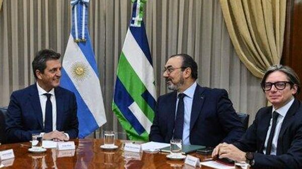 El ministro de Economía de Argentina, Sergio Massa, el presidente del Banco de Desarrollo de América Latina, Sergio Diaz-Granados, su vicepresidente corporativo, Christian Asinelli
 - Sputnik Mundo
